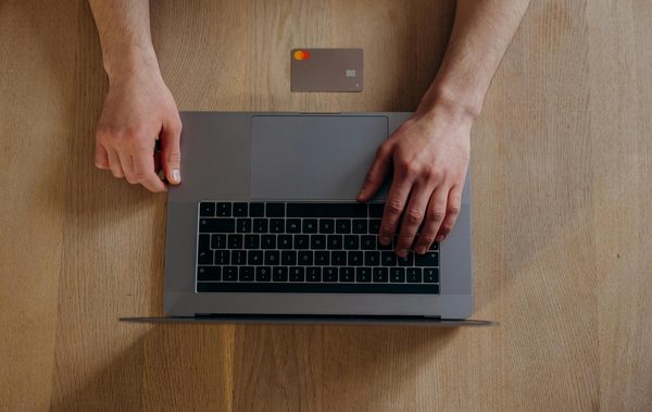 Comparatif banque traditionnelle : découvrez l'offre adaptée aux jeunes