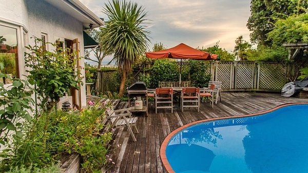 Comment réussir la construction d’une piscine dans son jardin ?
