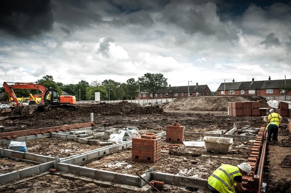 Quels sont les secrets pour réussir la construction d'une piscine dans son jardin ?