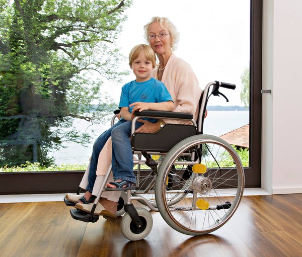Les avantages des trottinettes électriques pour les seniors : une mobilité légère et écologique à tout âge