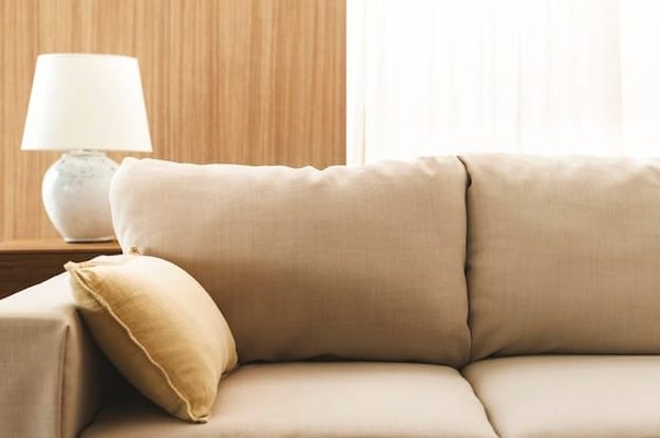 Quels styles uniques se cachent derrière le canapé beige ?