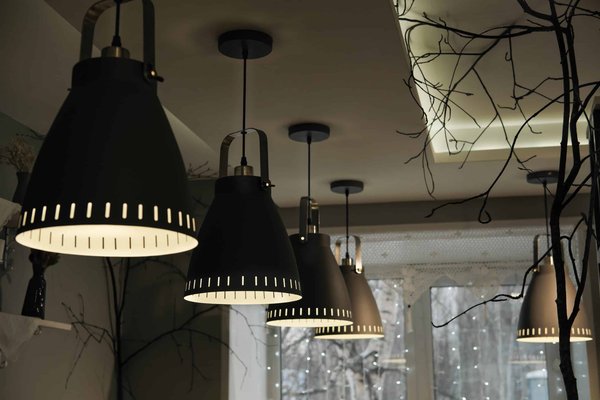 Salon à plafond cathédrale: les suspensions pour un éclairage efficace et estéthique